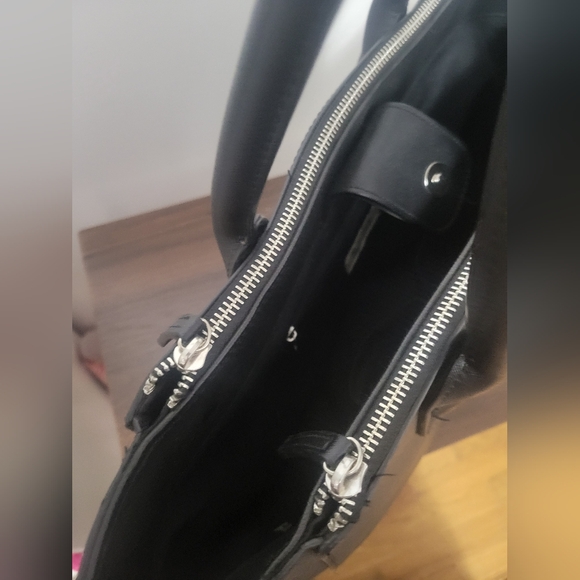 Kenneth Cole Reaction Large Black Tote Style Purse / Handbag - Picture 6 of 11